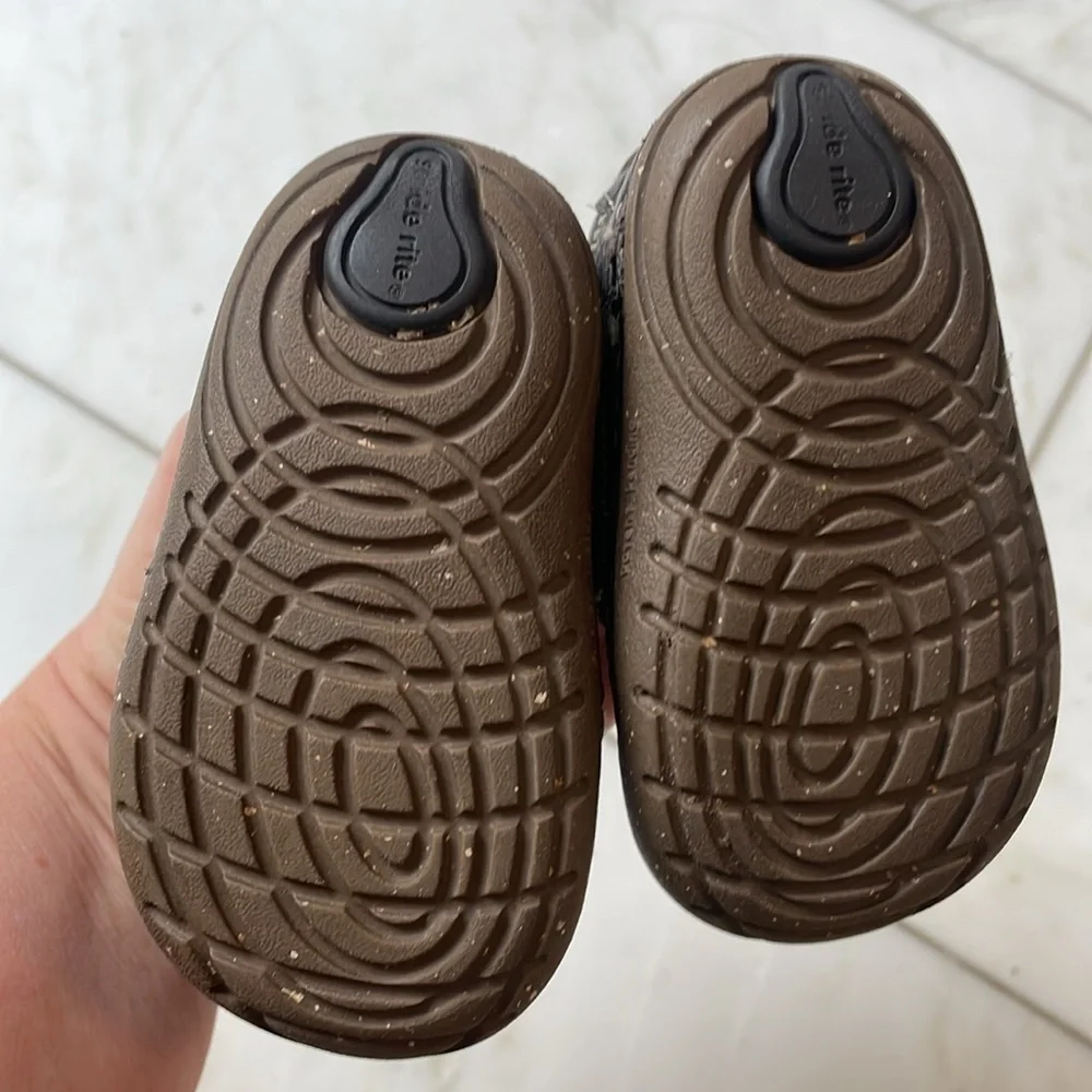 Stride Rite, baby walker Velcro leather shoe, size boy 2.5 months great shape